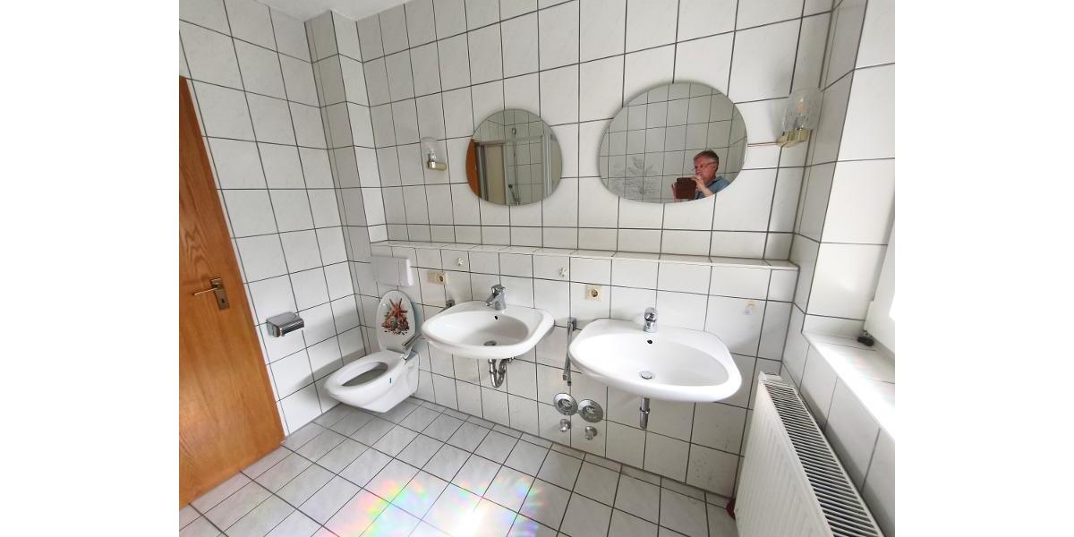 Bad mit Badewanne, Dusche und Fenster Bild 3