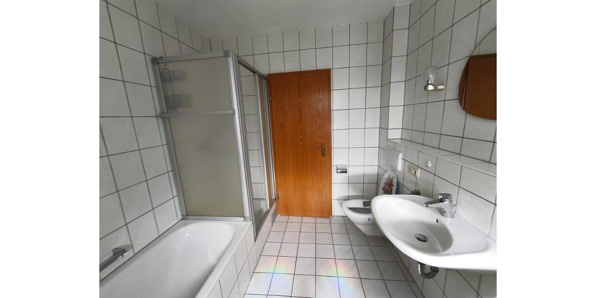 Bad mit Badewanne, Dusche und Fenster Bild 4