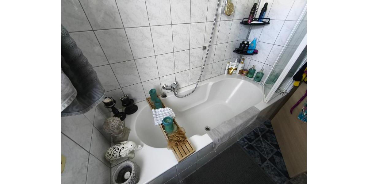 Bad mit Badewanne und Duschabtrennung Bild 2