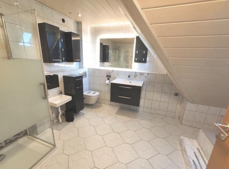 Whg. 1: Bad mit Badewanne, Dusche und Waschmaschinenanschluss Bild 1