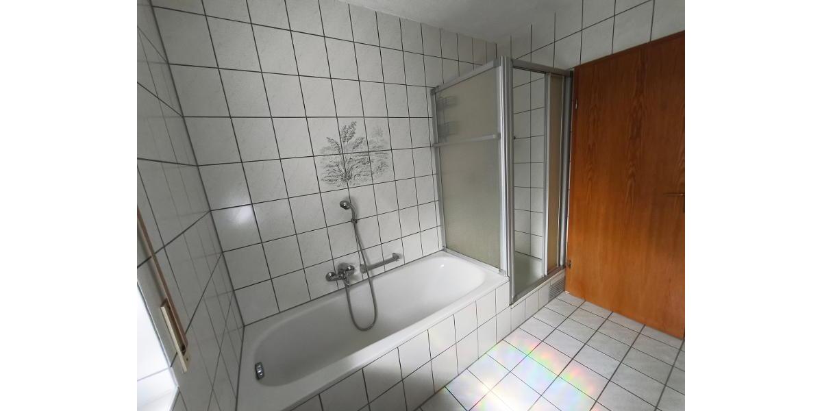 Bad mit Badewanne, Dusche und Fenster Bild 2