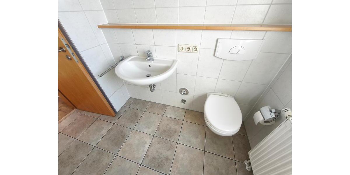 Bad mit Badewanne, Dusche und Fenster Bild 3