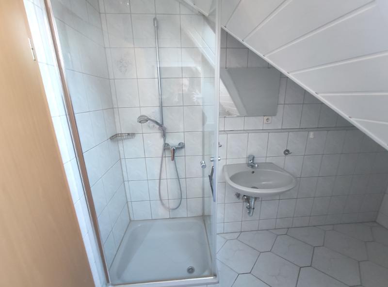 Whg. 2: Bad mit Dusche und Waschmaschinenanschluss Bild 2