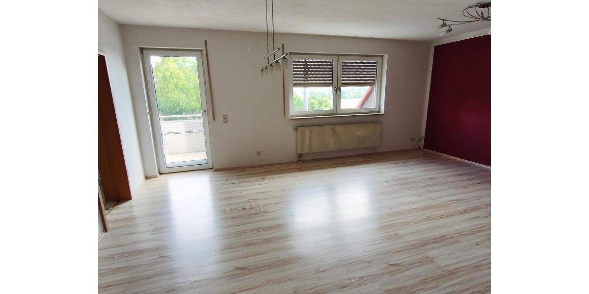 Wohn- /Esszimmer mit Zugang zum Balkon Bild 2